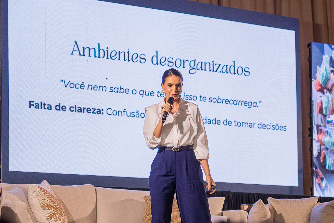 Suelen Gubeisse palestrando sobre ambientes desorganizados
