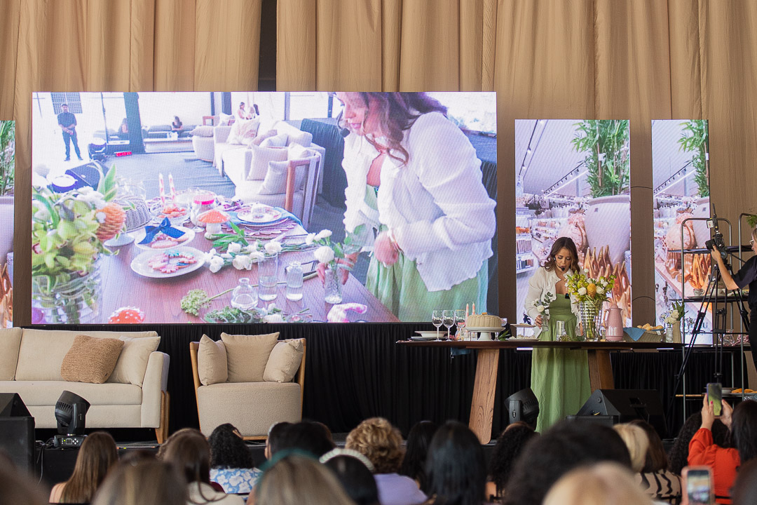 Aula de mesa posta e recepção em casa durante o evento