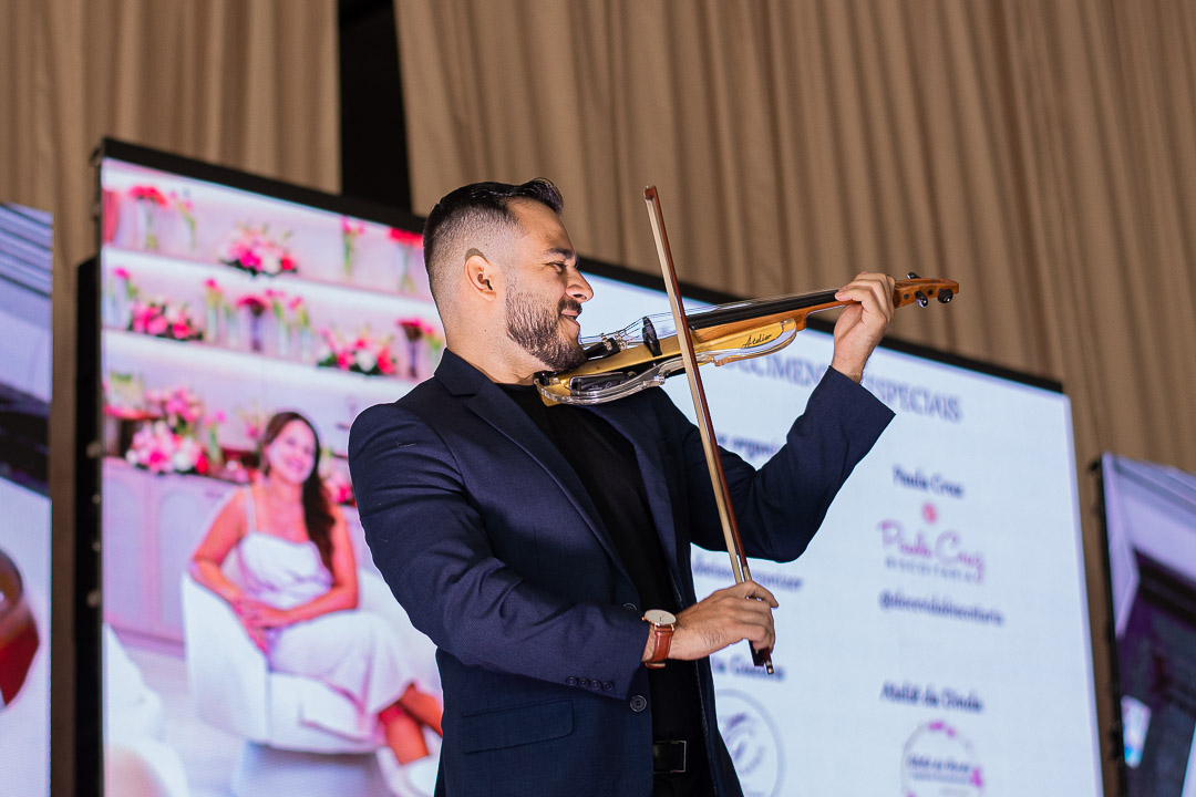 Apresentação musical ao vivo no palco do evento