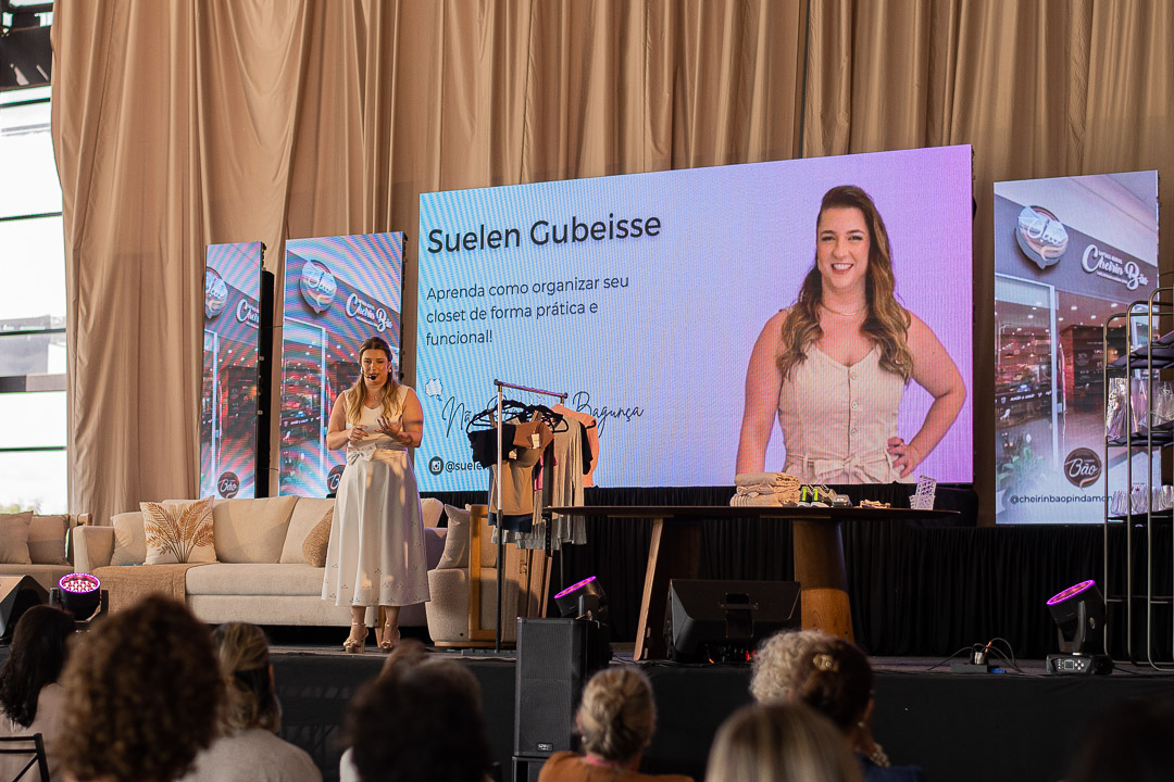 Suelen Gubeisse na palestra sobre organização de closet